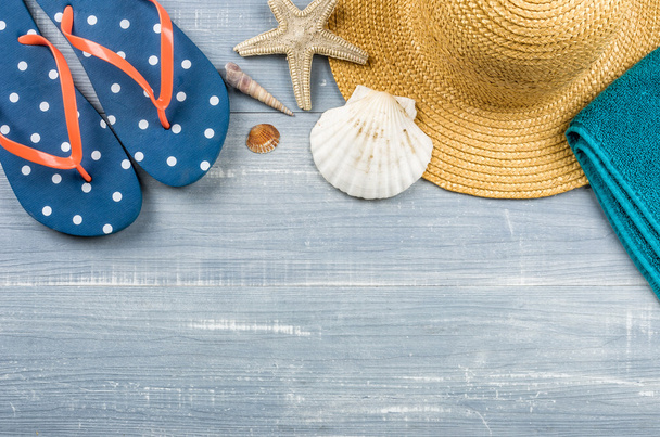 Некоторые пляжные аксессуары на деревянном фоне
 - Фото, изображение
