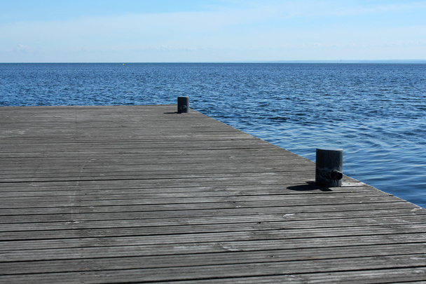 木製の桟橋が空と海 - 写真・画像