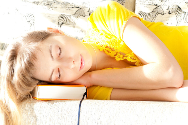 Молодой студент спит
 - Фото, изображение