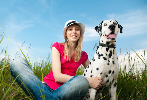 νεαρή γυναίκα με το κατοικίδιο ζώο σκυλί - Φωτογραφία, εικόνα