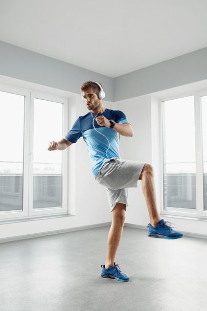 Man Workout Exercises. Fitness Male Model Exercising Indoors - Zdjęcie, obraz
