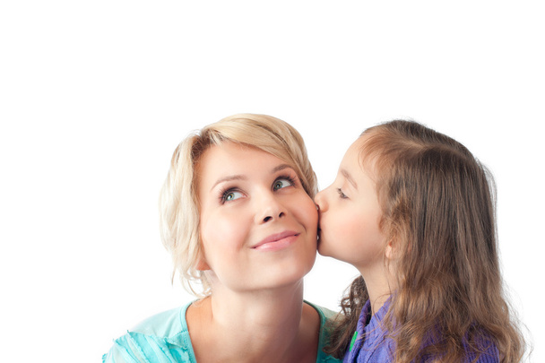Маленькая дочь целует молодую мать
 - Фото, изображение