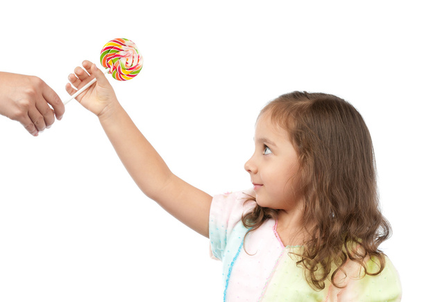 Szczęśliwa dziewczynka przy candy z matką - Zdjęcie, obraz