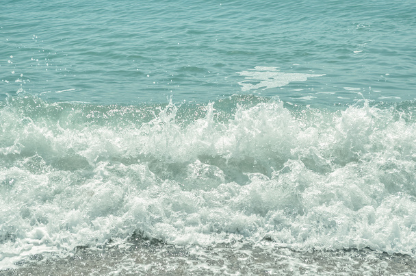 Хвилі, що ламаються на піщаному пляжі
 - Фото, зображення