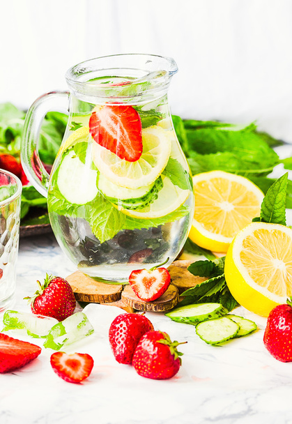 water-detox with lemon, strawberries and mint on light backgroun - Fotografie, Obrázek