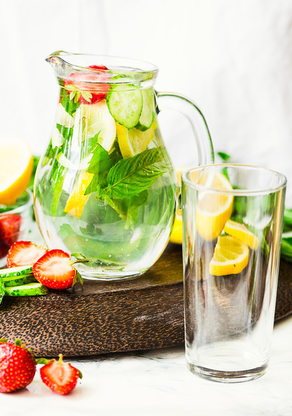 Water with strawberries, lemon, ice, mint. Detox. - Foto, immagini