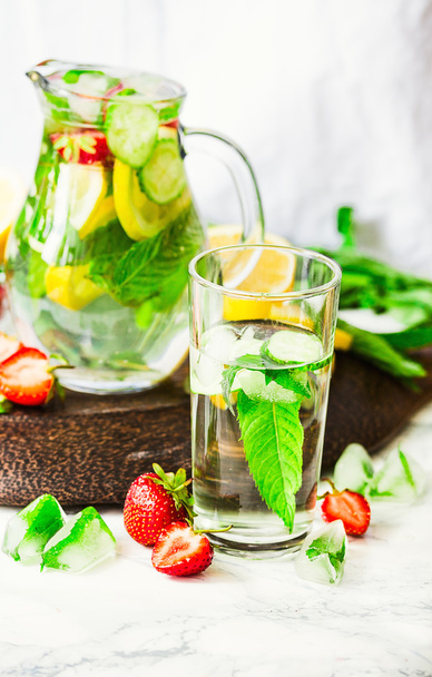 Water with strawberries, lemon, ice, mint. Detox. - Φωτογραφία, εικόνα