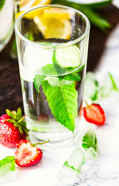Water with strawberries, lemon, ice, mint. Detox. - Foto, afbeelding