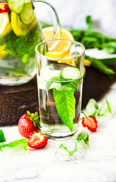 Water with strawberries, lemon, ice, mint. Detox. - Fotoğraf, Görsel