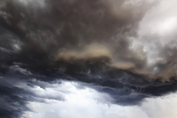donkere storm wolken voor regen - Foto, afbeelding
