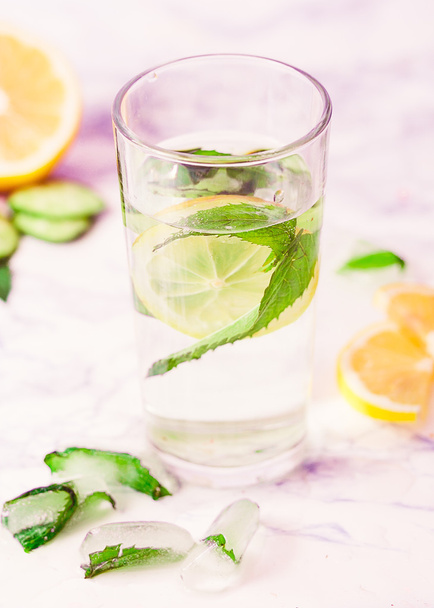 Lemonade with mint and ice in glass, morning, summer drink - Foto, Bild