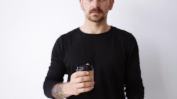 guy shows focused brown paper cup - Video, Çekim