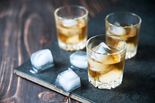 Whisky Bourbon avec Sphère Ice Cube Prêt à boire
 - Photo, image