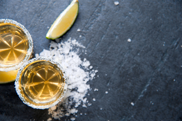 Tequila shots with lime slice, top view - Foto, immagini