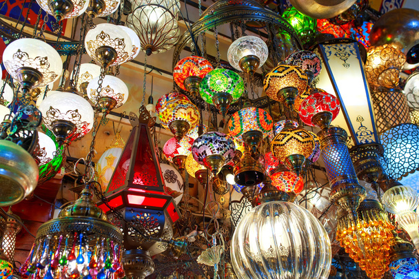 Lâmpadas decorativas, mosaico colorido no bazar turco
. - Foto, Imagem