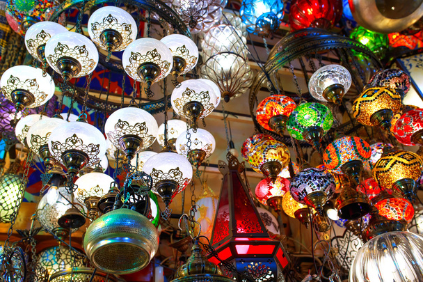 Lámparas decorativas, colorido mosaico en bazar turco
. - Foto, Imagen