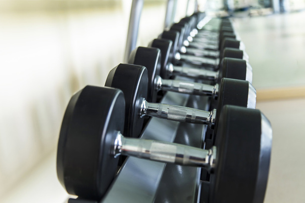 Accueil Gym, haltères alignés dans une salle de fitness
 - Photo, image