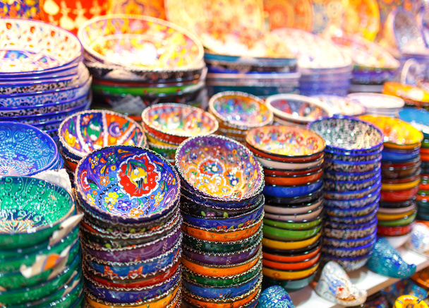 Різноманітна кераміка на турецькому базарі
. - Фото, зображення