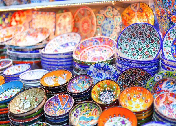Varias cerámicas coloridas en bazar turco
. - Foto, Imagen