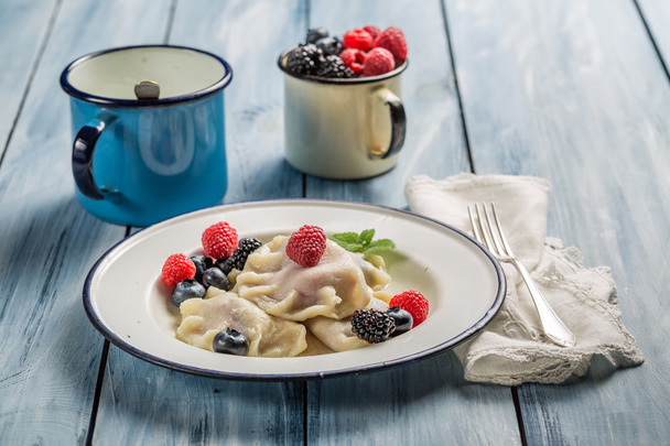 Dumplings with berry fruits and cream - Foto, immagini
