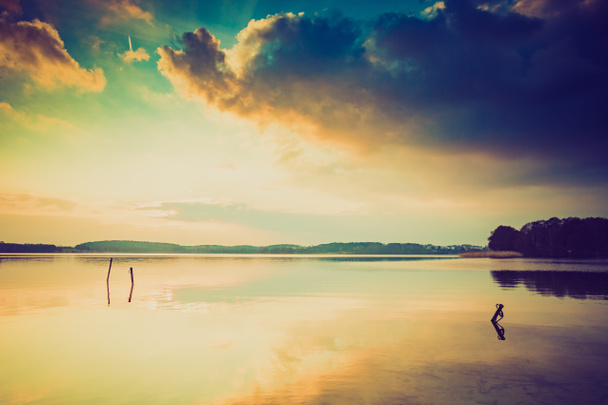 Vintage foto del tramonto sul lago calmo
 - Foto, immagini