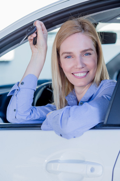 красивая молодая женщина в машине
 - Фото, изображение