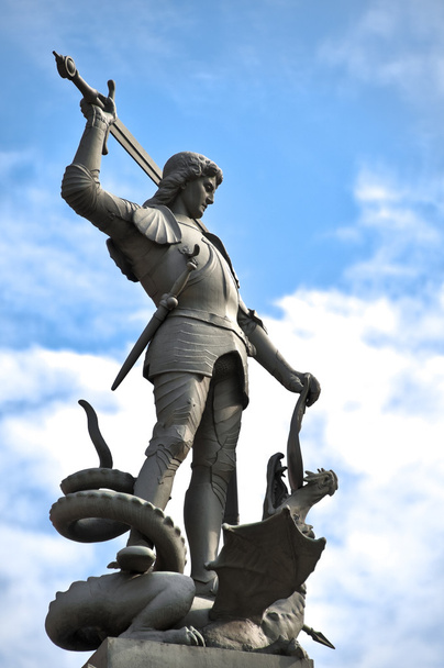 Régi szobor ábrázoló ember megöli a sárkány - Fotó, kép