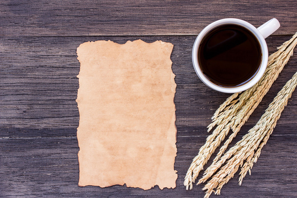 Orelhas de trigo e papel velho em mesa de madeira escura
 - Foto, Imagem