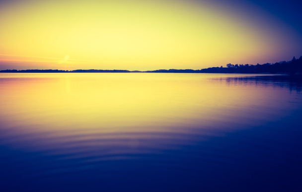 Vintage φωτογραφία ηλιοβασίλεμα πάνω από την ήρεμη λίμνη - Φωτογραφία, εικόνα
