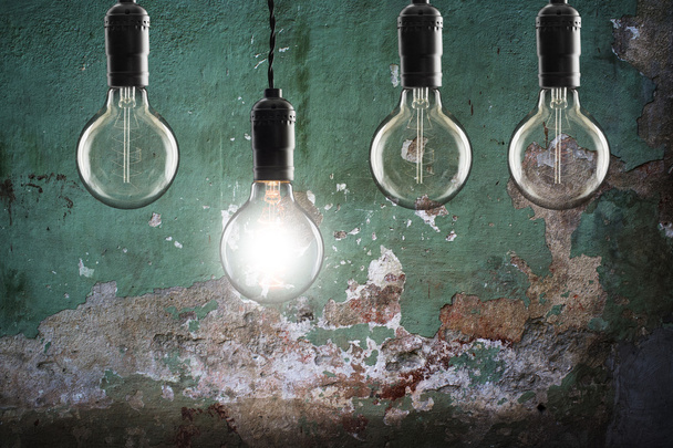 Idee und Führungskonzept alte Glühbirnen auf Wandhintergrund - Foto, Bild