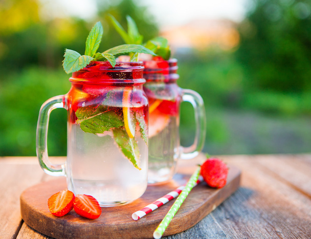 Cold summer drink with mint, strawberry and lemon - Foto, Imagen