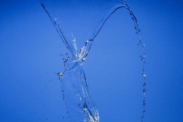 Vesiputous sinisellä pohjalla
 - Valokuva, kuva