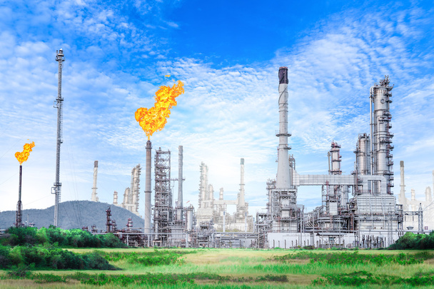 Olie- en gasindustrie raffinaderij plant met met flare stack op de blauwe hemelachtergrond - Foto, afbeelding
