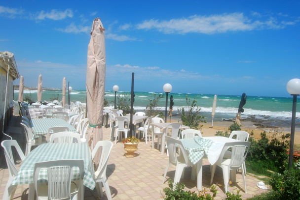 Apuli Mistral tarafından süpürüldü kumsalda romantik bir restoran - Fotoğraf, Görsel