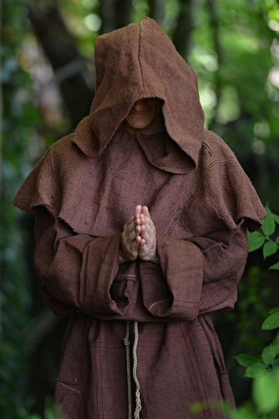 μοναχός πολεμιστής σε ξεχασμένο παλιό τόπο - Φωτογραφία, εικόνα
