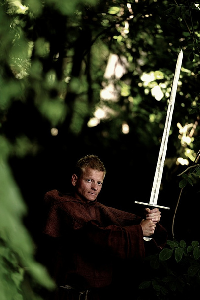 joven guerrero medieval
  - Foto, Imagen
