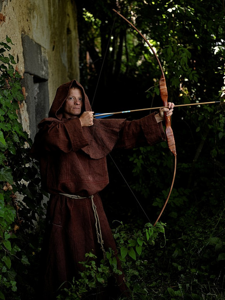 молодой средневековый воин
  - Фото, изображение