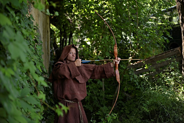 молодой средневековый воин
  - Фото, изображение