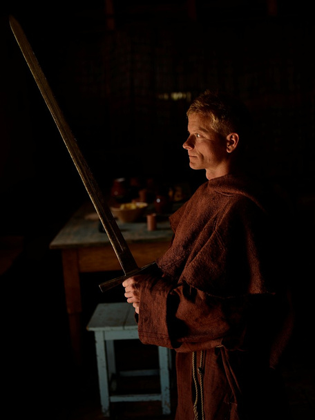 νεαρός πολεμιστής μεσαιωνικό  - Φωτογραφία, εικόνα