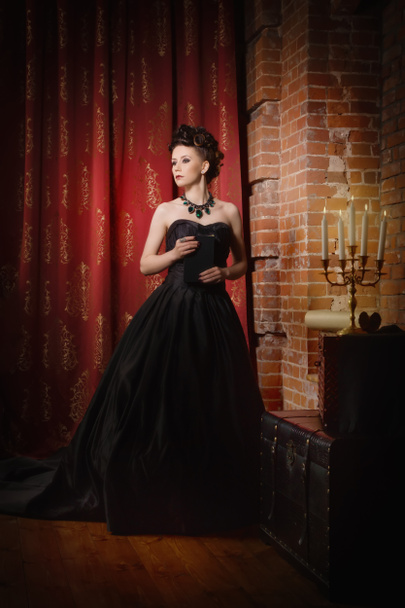 Aistillinen goottilainen nainen pitkä upea musta mekko
  - Valokuva, kuva