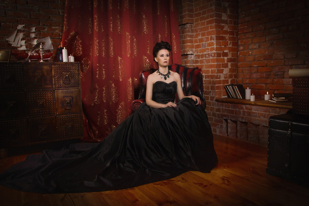 Sensuale donna gotica in un lungo splendido abito nero
  - Foto, immagini