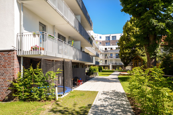 Moderní bytové domy v zeleném prostředí, udržitelné územní plánování - Fotografie, Obrázek