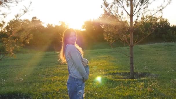 Piękna kobieta w ciąży na trawie - Materiał filmowy, wideo