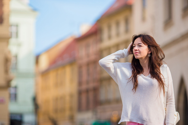Giovane donna urbana felice nella città europea. Turista caucasico a piedi lungo le strade deserte d'Europa. Estate calda la mattina presto a Praga, Repubblica Ceca
 - Foto, immagini
