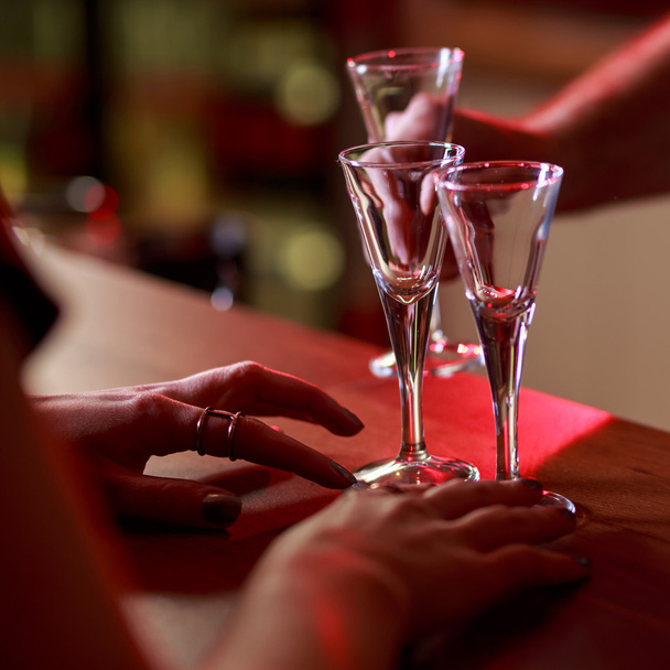 Empty glasses on the bar - Foto, Bild