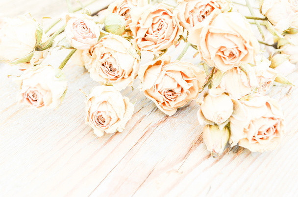 Zwiędłych róż na drewno - Zdjęcie, obraz
