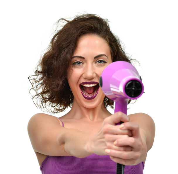  Mor saç kurutma makinesi kameraya dönük olan mutlu kadın - Fotoğraf, Görsel