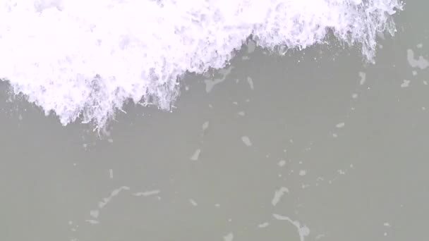Câmera aérea seguindo onda de maré, vista de cima. Vídeo em câmera lenta
 - Filmagem, Vídeo