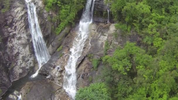 Luchtfoto slow-motion video van een prachtige waterval in Thailand - Video