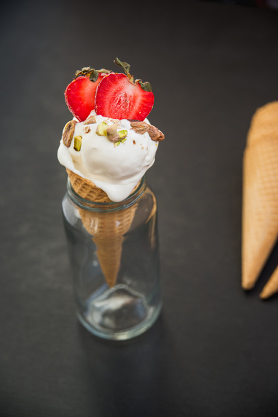 icecream with strawberry and pistachio nuts - Fotoğraf, Görsel